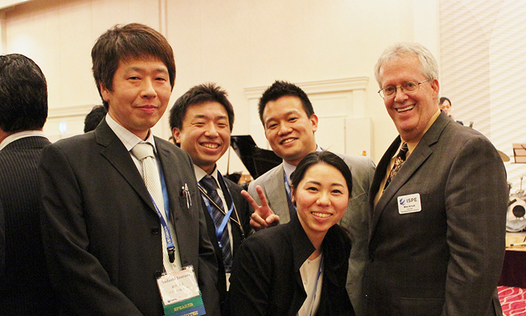 Takenori Sumi (third from left) and ISPE Board Chair Mike Arnold (right) at the 2016 Japan Affiliate Meeting