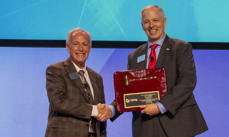 ISPE Board of Directors Immediate Past Chair Scott W. Billman (right) passes the gavel to incoming Chair Je rey A. Biskup, PE, (left).